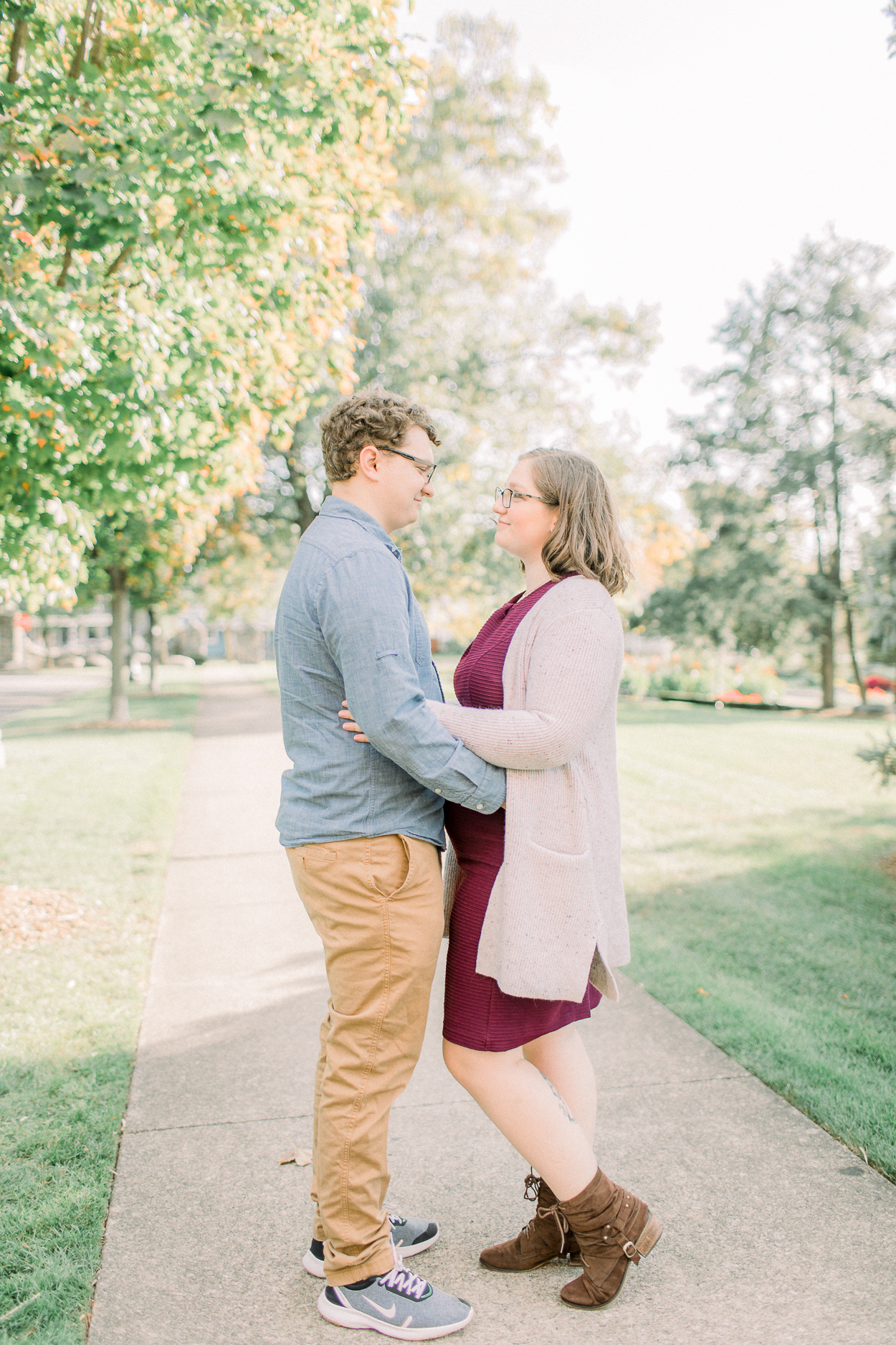 hayley-moore-photography-taylor-michael-buchanan-anniversary-session-lakeside-rosegardens-park-fort-wayne-indiana-weddings