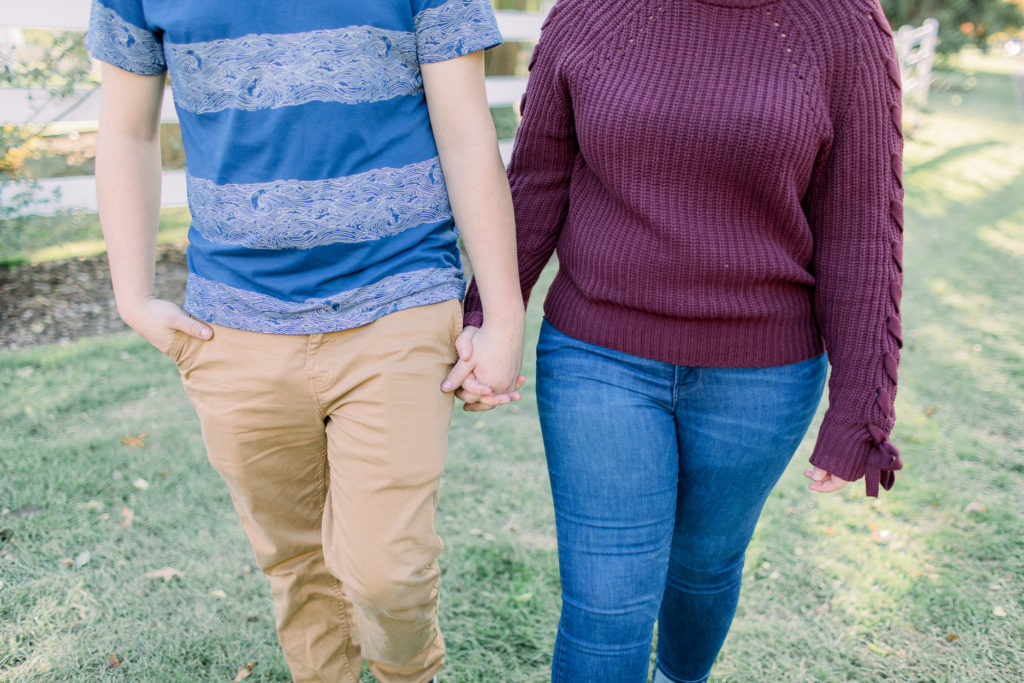 hayley-moore-photography-taylor-michael-buchanan-anniversary-session-lakeside-rosegardens-park-fort-wayne-indiana-weddings