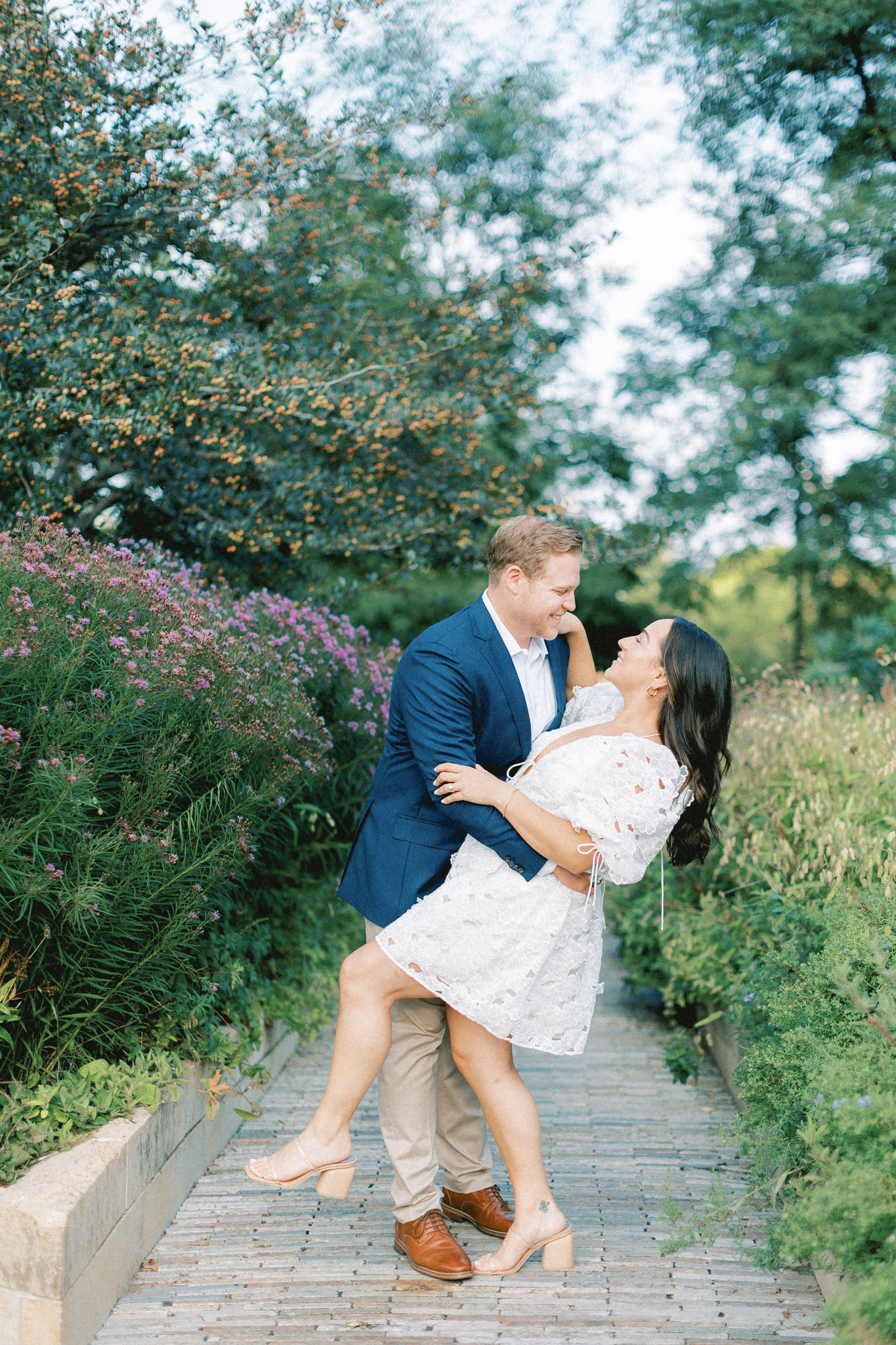 downtown-chicago-engagement-session-lurie-garden-art-institute-hayley-moore-photography