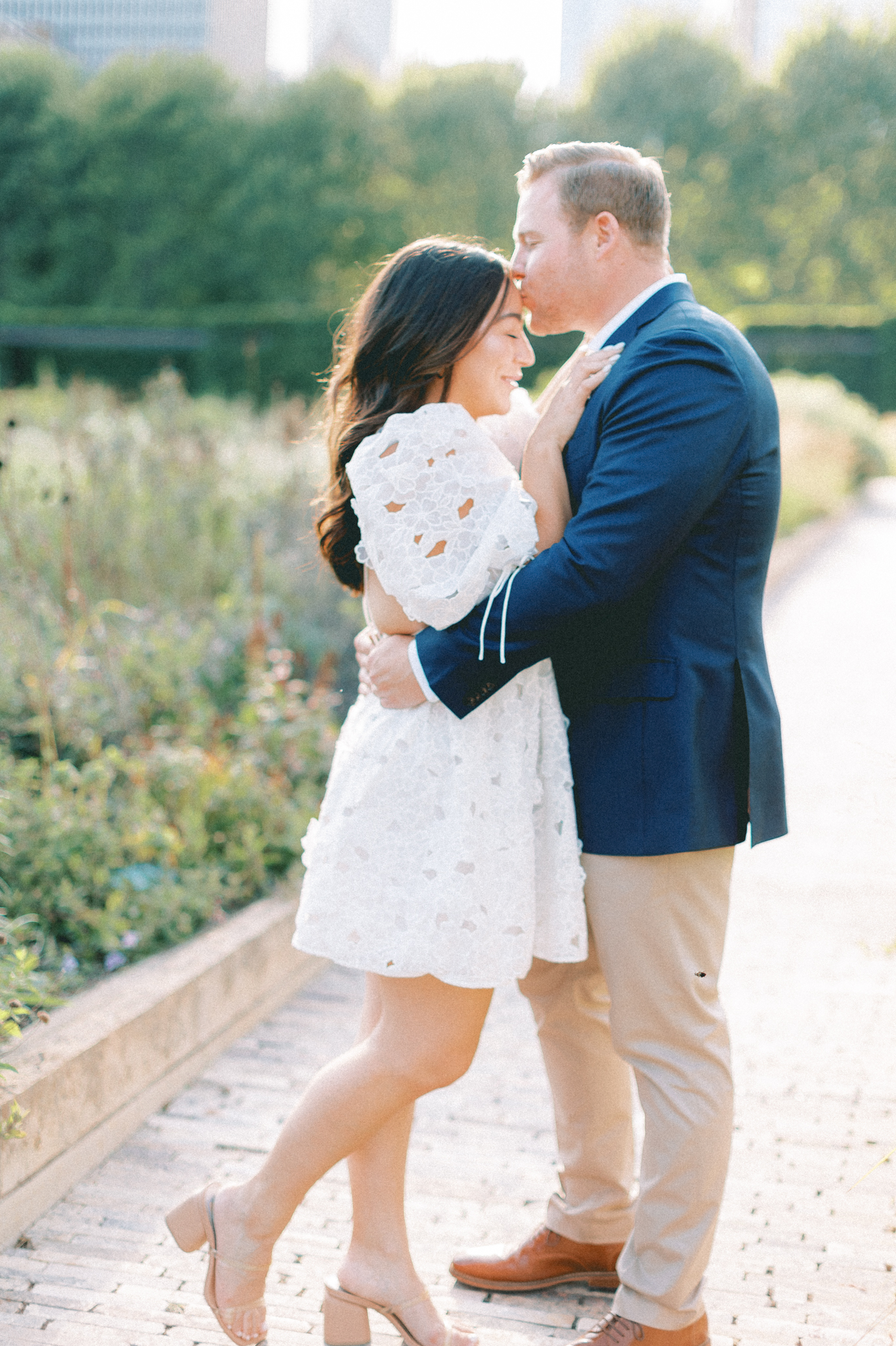 downtown-chicago-engagement-session-lurie-garden-art-institute-hayley-moore-photography