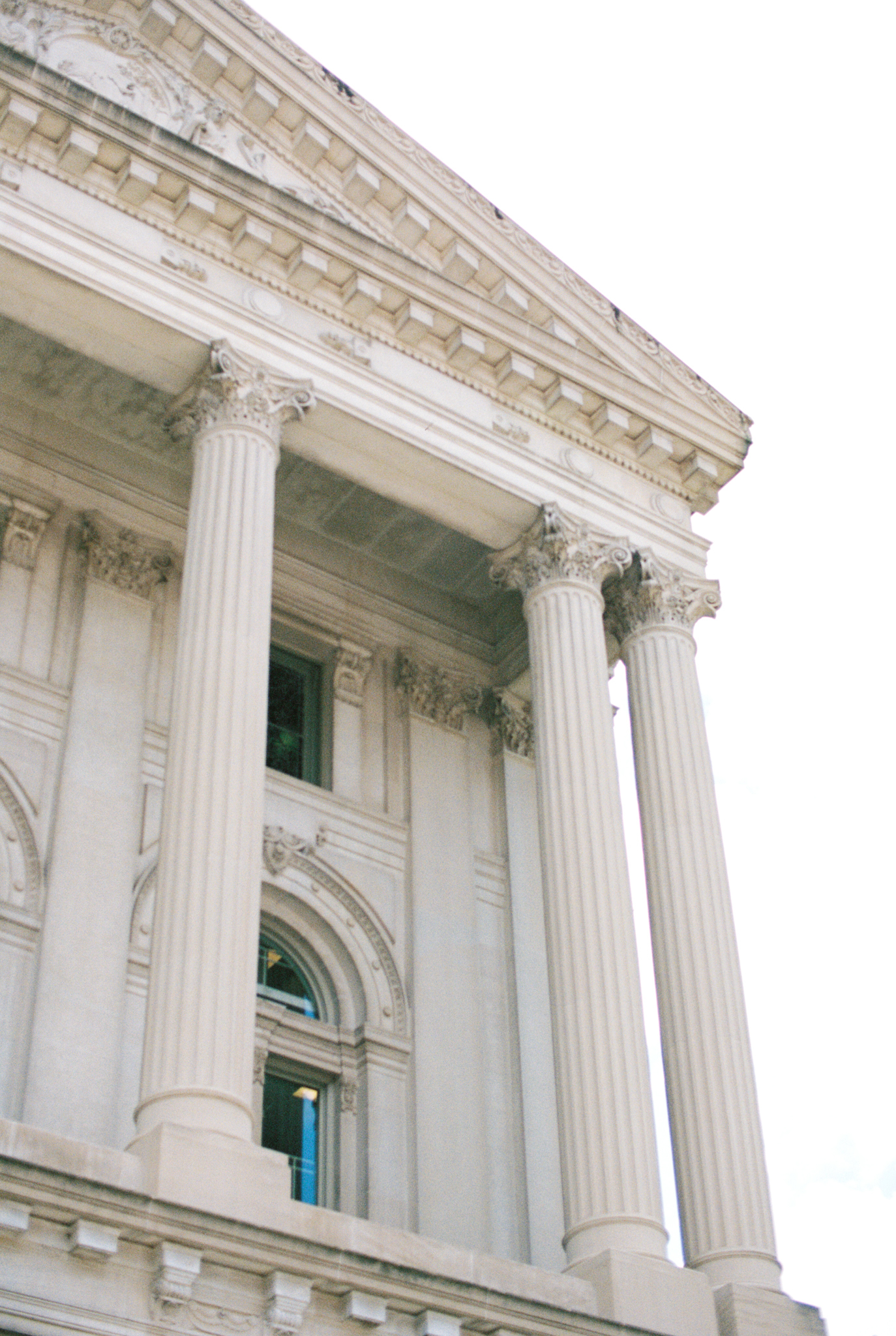 downtown-indianapolis-engagement-indiana-state-house-coxhall-gardens-hayley-moore-photography