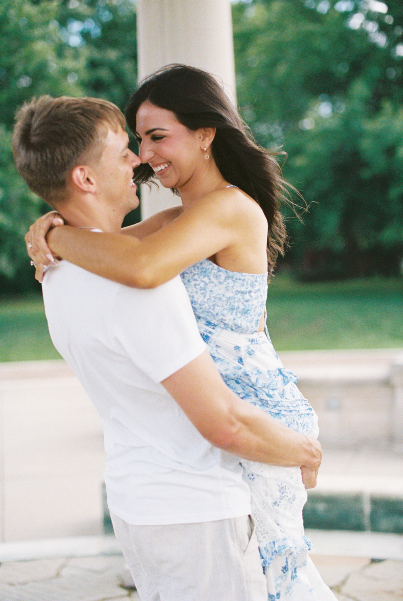 downtown-indianapolis-engagement-indiana-state-house-coxhall-gardens-hayley-moore-photography