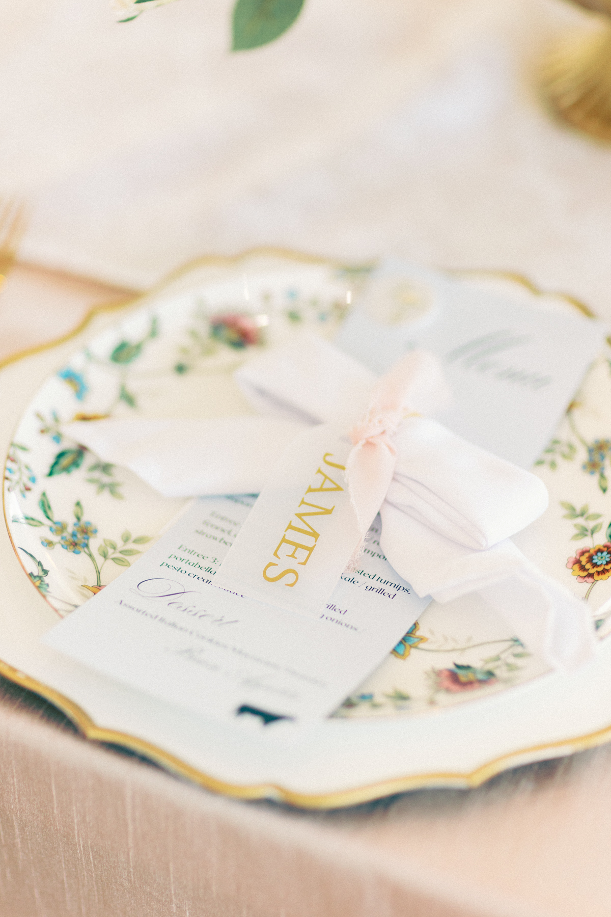 tablescape of the reception detailsup close