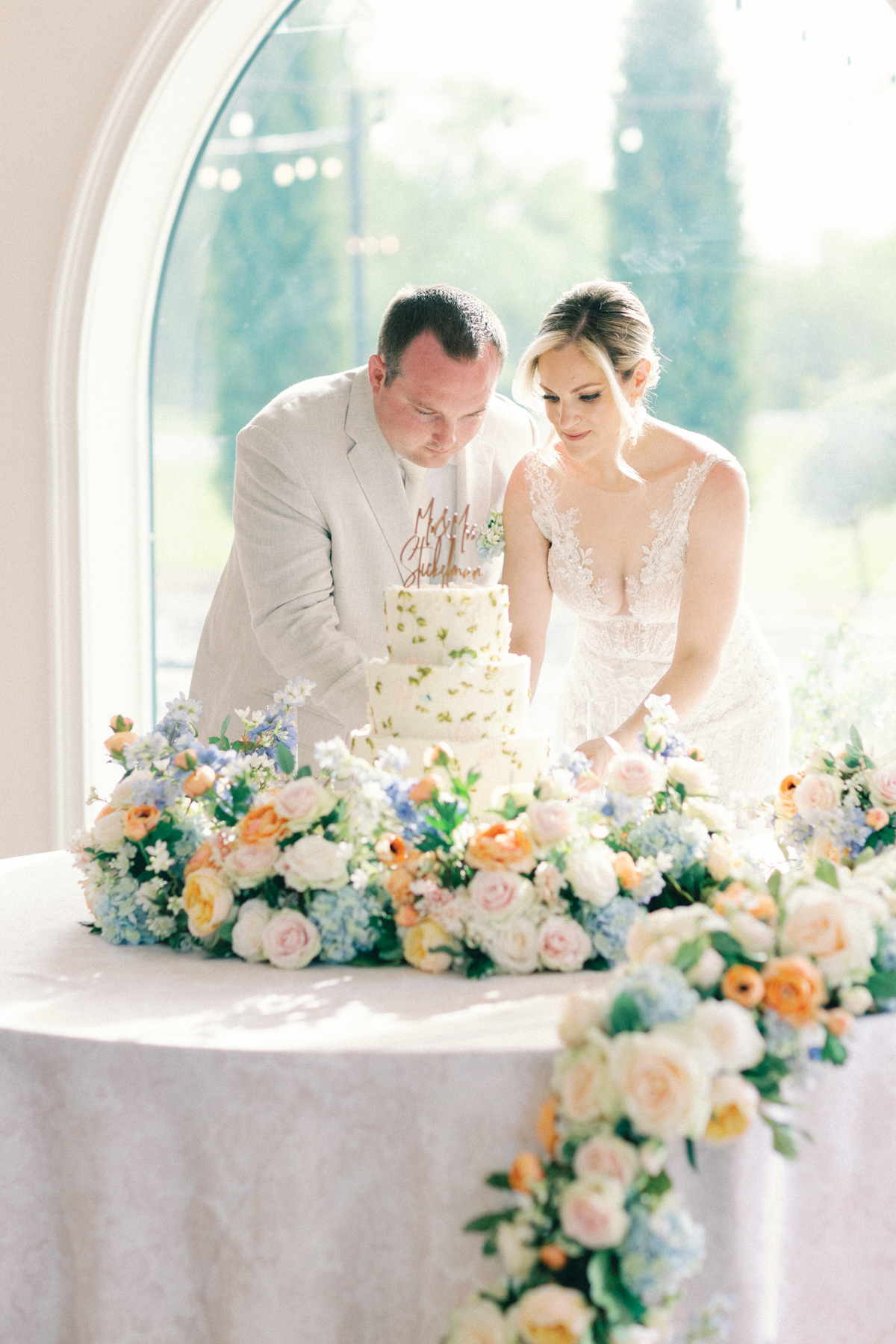 bride and groom cutting cake