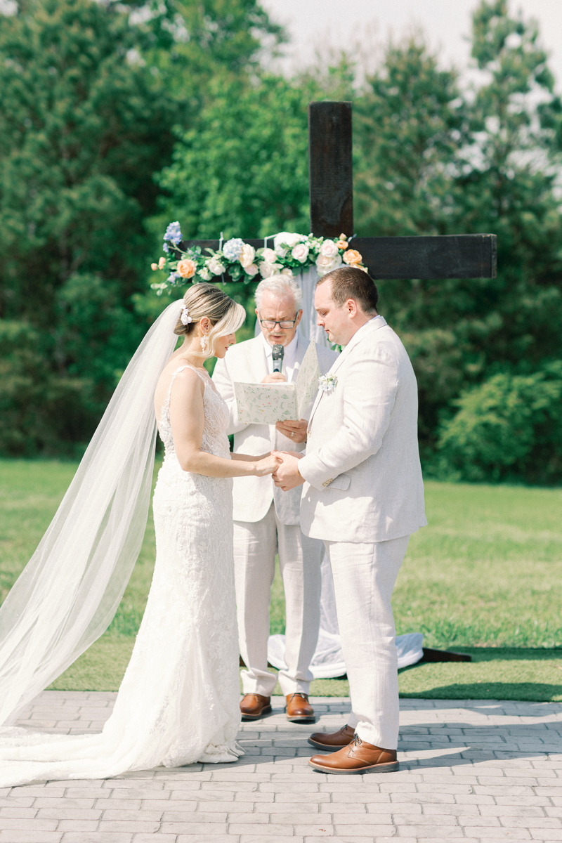 bride and groom praying