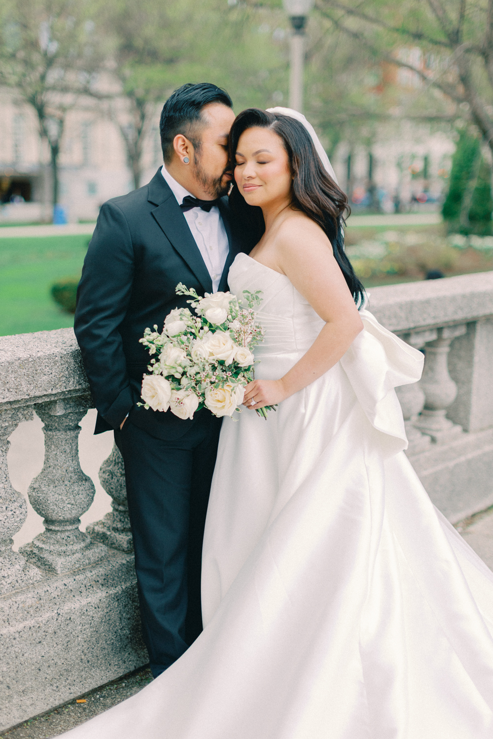 couple snuggling in chicago