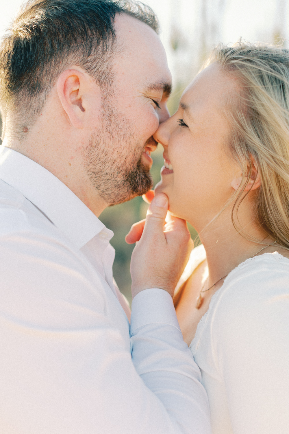 couple kissing