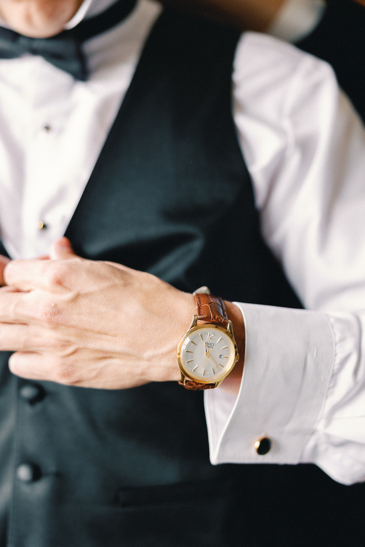 grooms watch