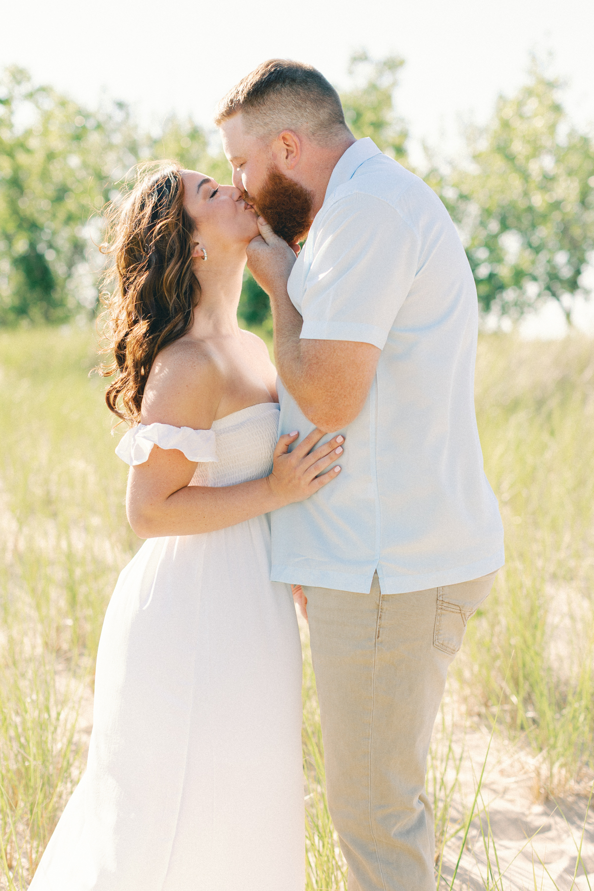 couple kissing