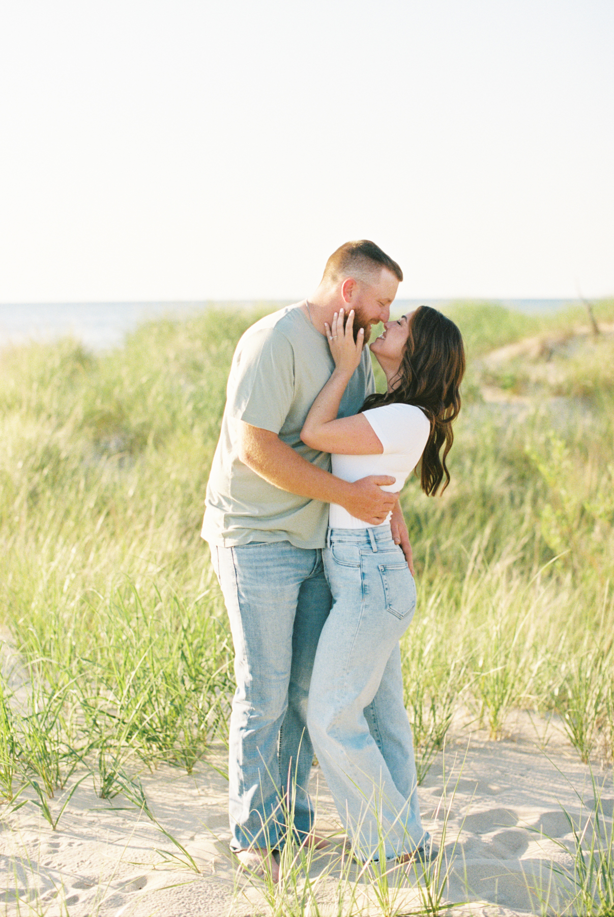couple kissing
