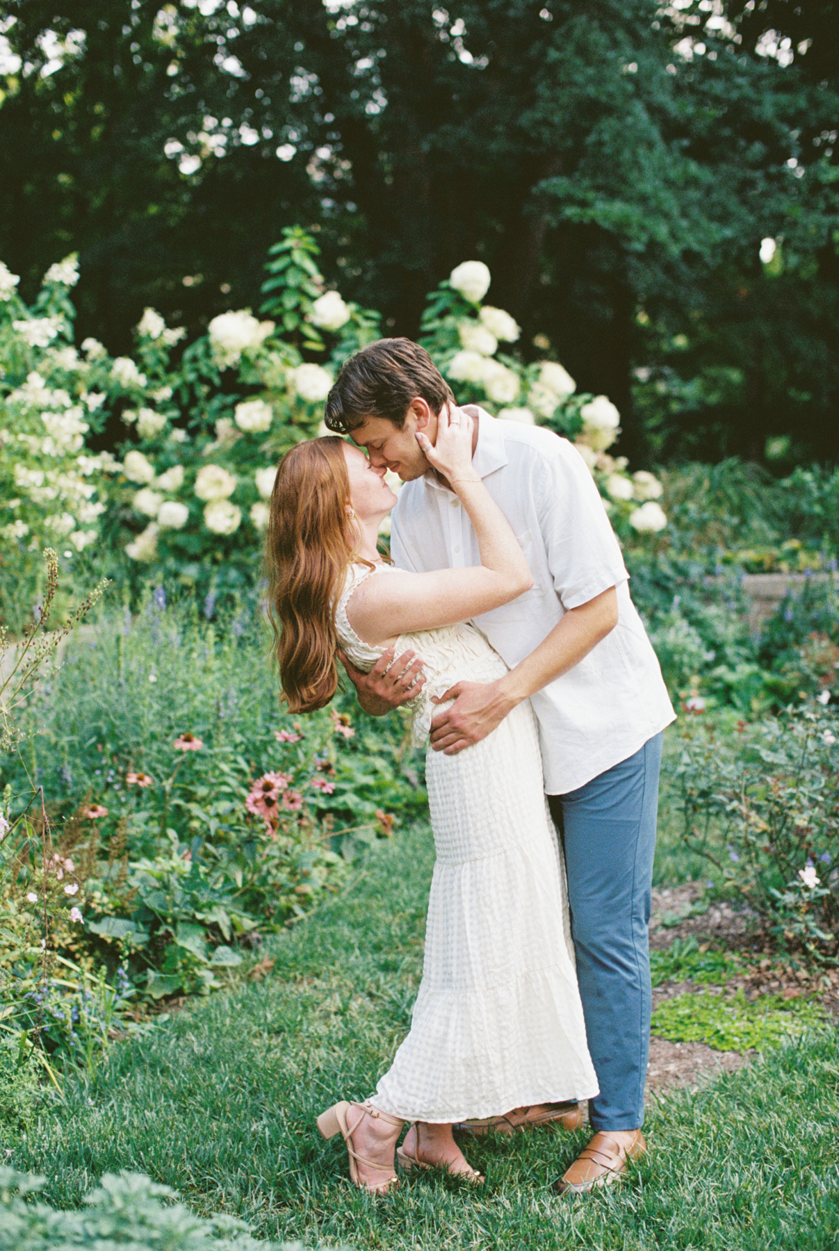  couple dipping in the Garden