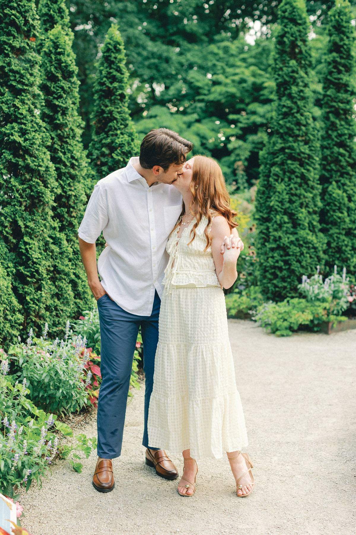  couple kissing in Garden
