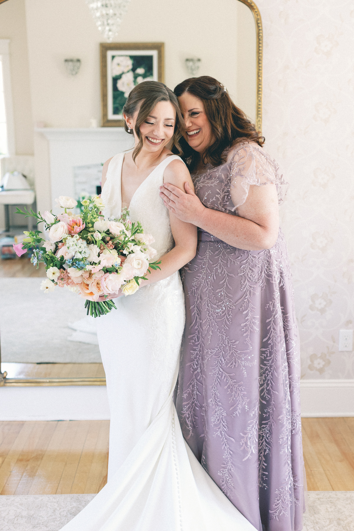 Mom and bride cuddling