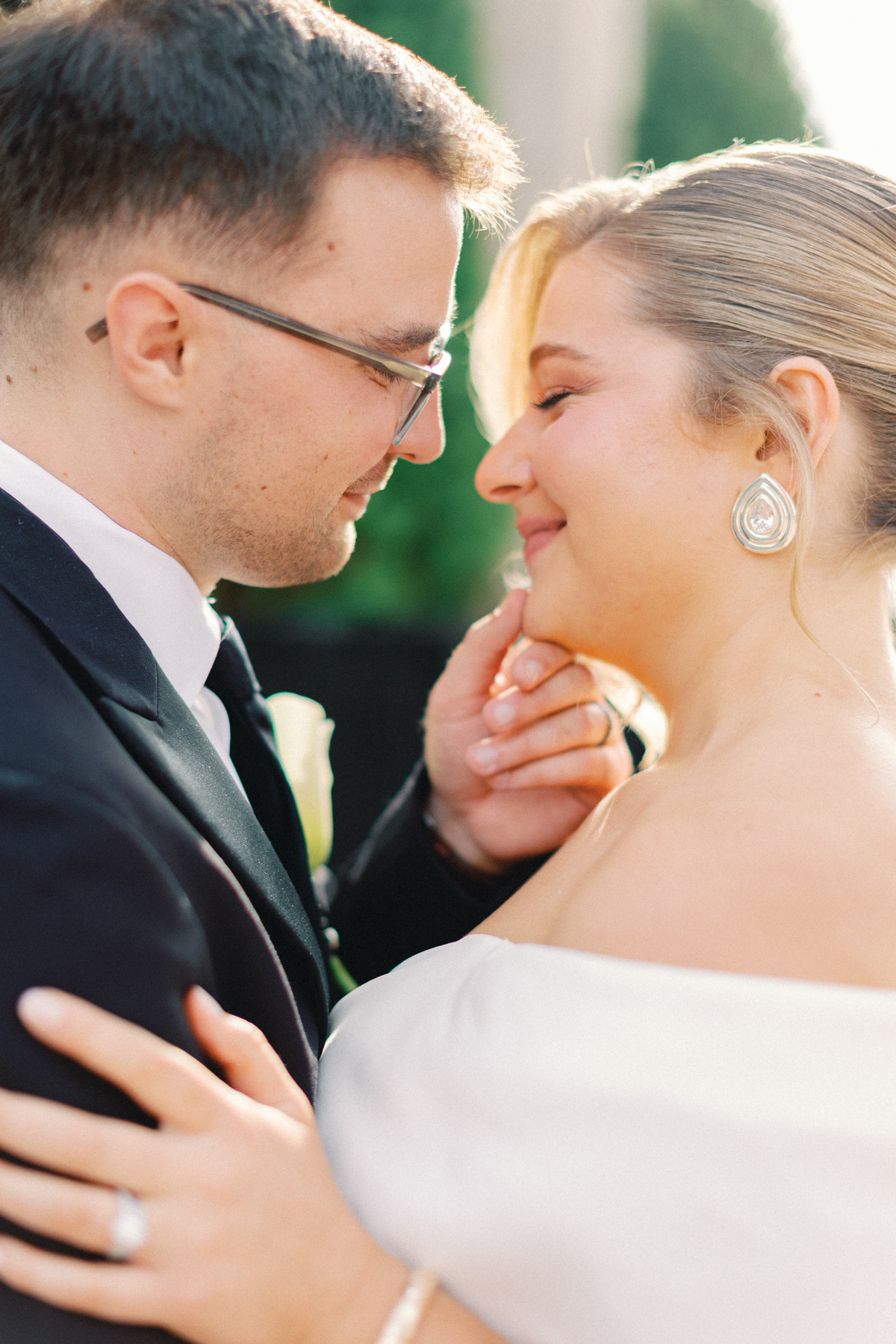 Intimate bright and (groom) portrait