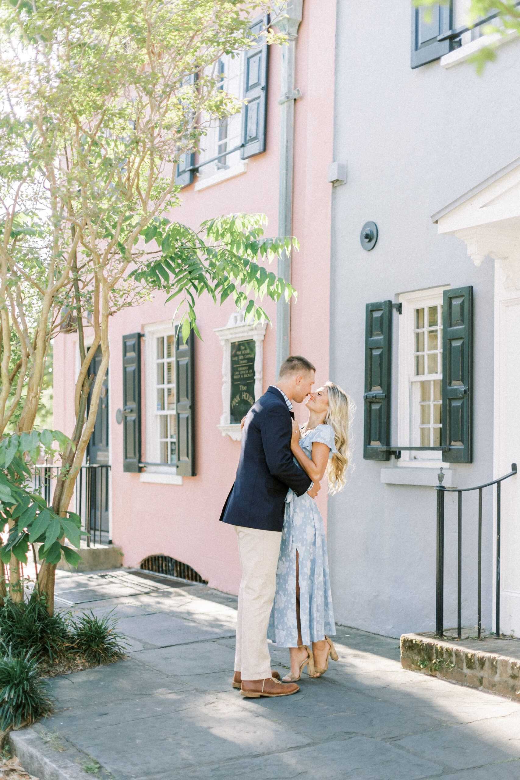 couple kissing by colorful buildings