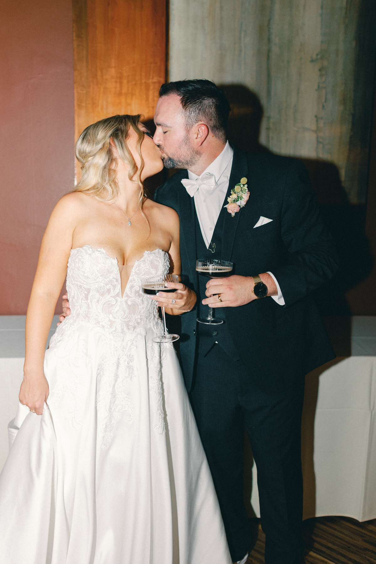 Couple kissing with drinks